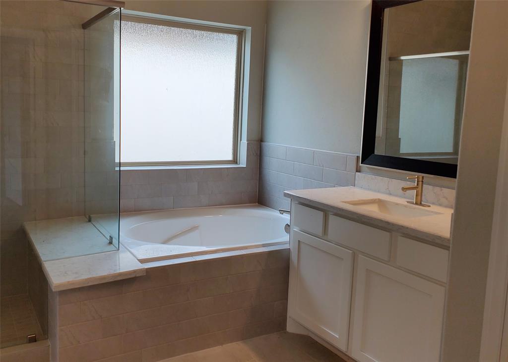 4008 3 Centre Glen Drive, Houston, Texas 77043, 4 Bedrooms Bedrooms, 12 Rooms Rooms,3 BathroomsBathrooms,Single-family,For Sale,Centre Glen,68879871