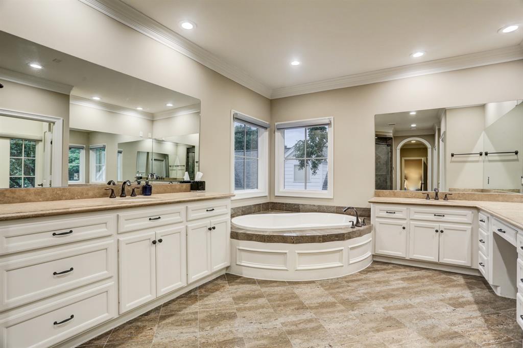 3919 3 Drake Street, Houston, Texas 77005, 4 Bedrooms Bedrooms, 10 Rooms Rooms,3 BathroomsBathrooms,Single-family,For Sale,Drake,71329356