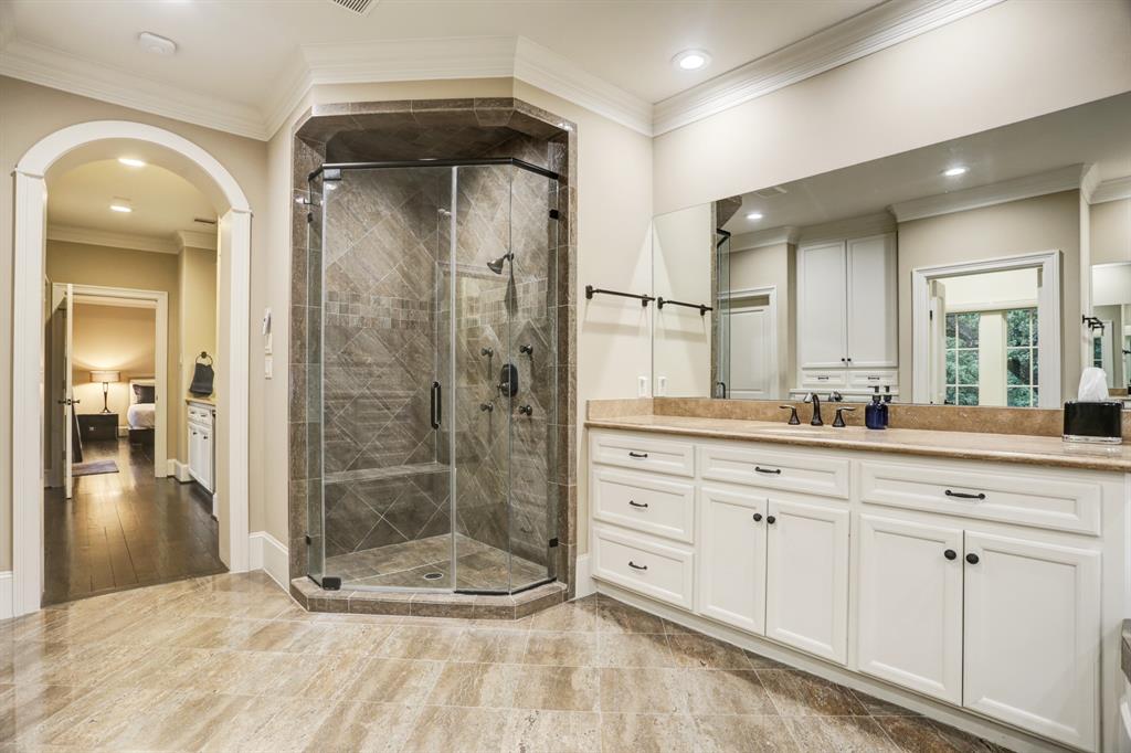 3919 3 Drake Street, Houston, Texas 77005, 4 Bedrooms Bedrooms, 10 Rooms Rooms,3 BathroomsBathrooms,Single-family,For Sale,Drake,71329356