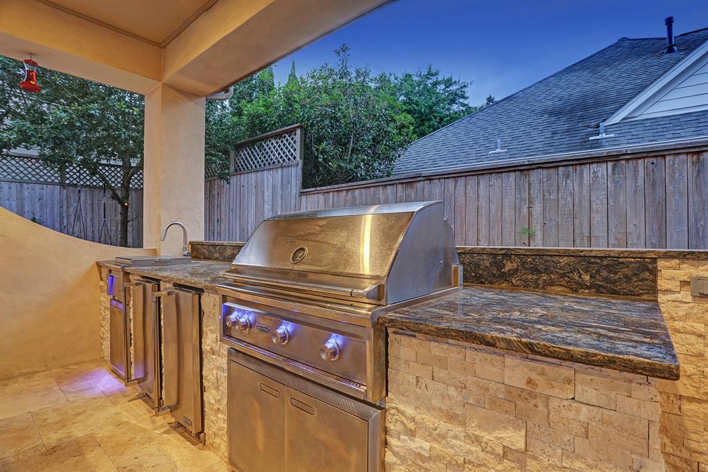 3919 3 Drake Street, Houston, Texas 77005, 4 Bedrooms Bedrooms, 10 Rooms Rooms,3 BathroomsBathrooms,Single-family,For Sale,Drake,71329356