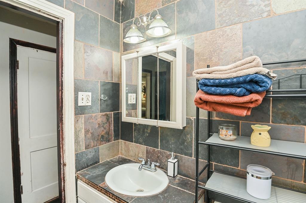 6522 1 Westview Drive, Houston, Texas 77055, 3 Bedrooms Bedrooms, 8 Rooms Rooms,1 BathroomBathrooms,Single-family,For Sale,Westview,62506926