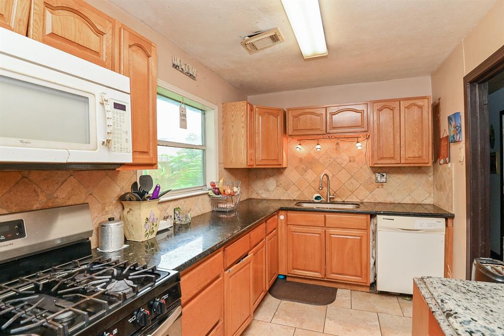 6522 1 Westview Drive, Houston, Texas 77055, 3 Bedrooms Bedrooms, 8 Rooms Rooms,1 BathroomBathrooms,Single-family,For Sale,Westview,62506926