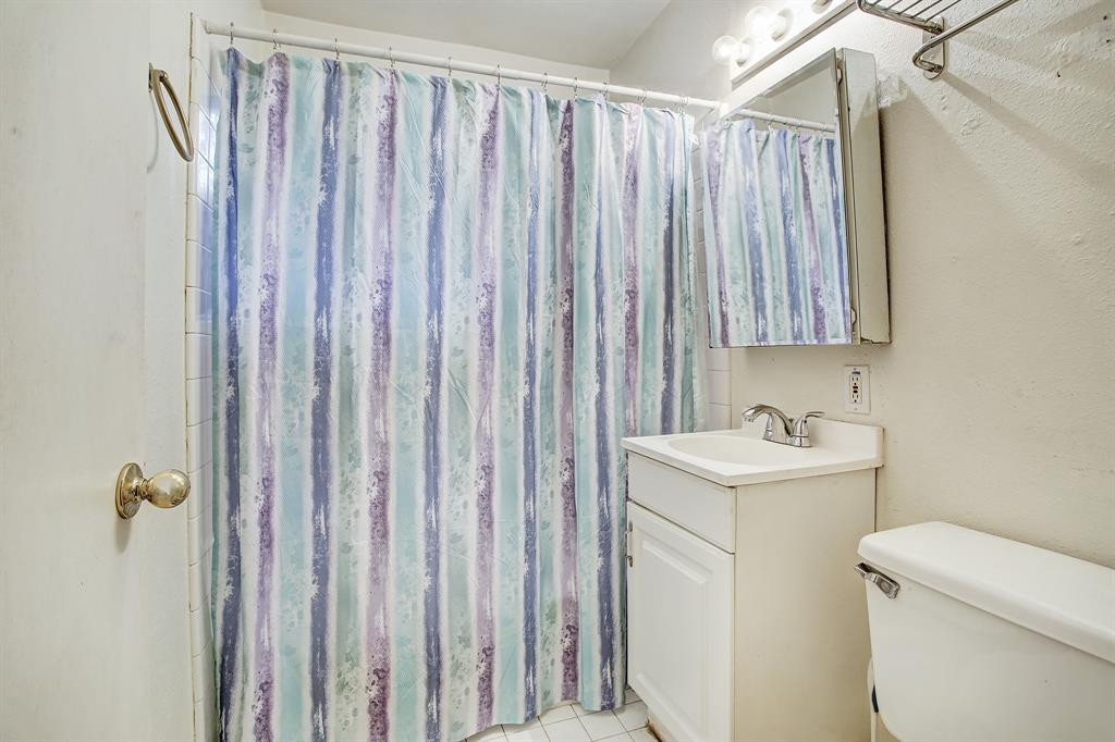 Bright, clean bathroom with tub/shower combination and vanity.