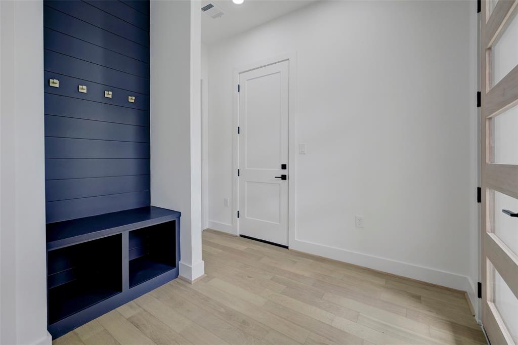 507 4 Leverkuhn Street, Houston, Texas 77007, 3 Bedrooms Bedrooms, 8 Rooms Rooms,3 BathroomsBathrooms,Single-family,For Sale,Leverkuhn,82295894