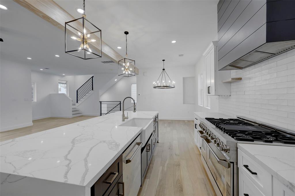 507 4 Leverkuhn Street, Houston, Texas 77007, 3 Bedrooms Bedrooms, 8 Rooms Rooms,3 BathroomsBathrooms,Single-family,For Sale,Leverkuhn,82295894