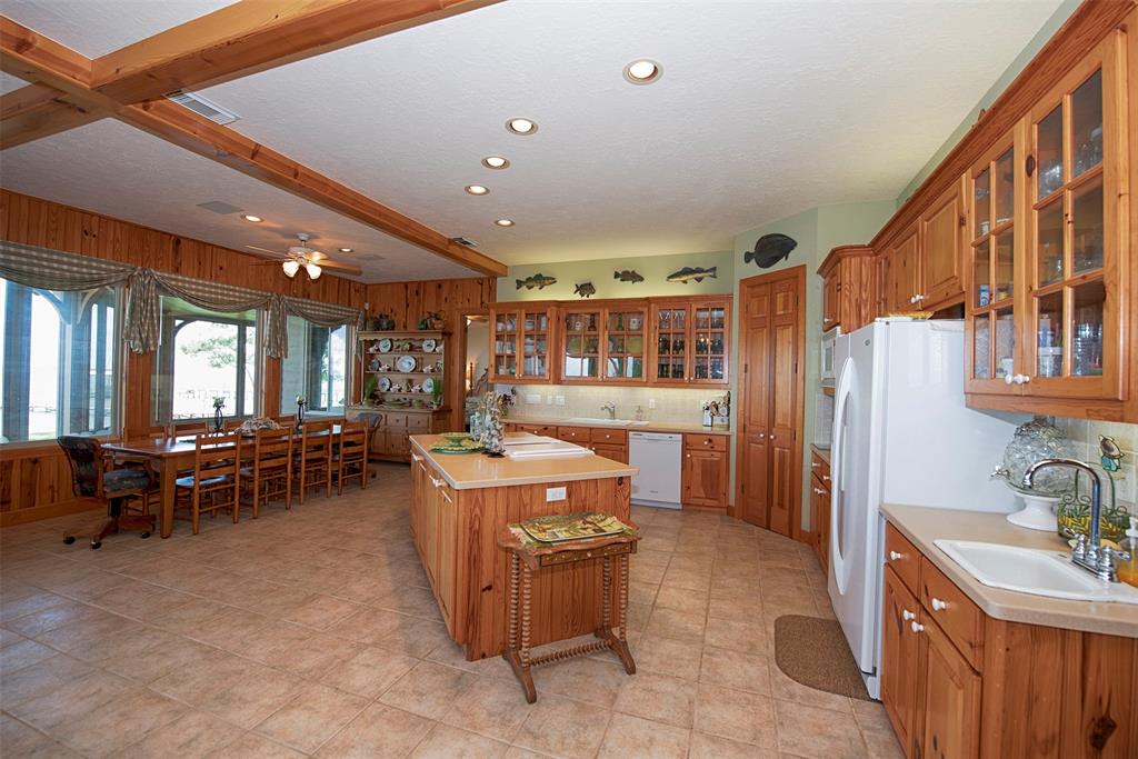 3631 2 Bayshore Drive, Bacliff, Texas 77518, 5 Bedrooms Bedrooms, 13 Rooms Rooms,4 BathroomsBathrooms,Single-family,For Sale,Bayshore,63074546