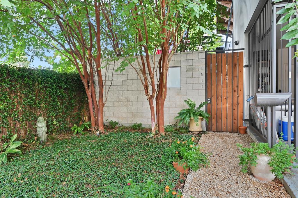 1411 2 Edwards Street, Houston, Texas 77007, 2 Bedrooms Bedrooms, 10 Rooms Rooms,2 BathroomsBathrooms,Single-family,For Sale,Edwards,39054507