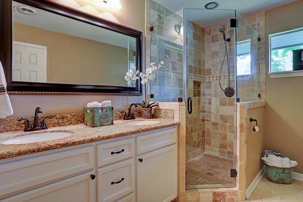 7706 1 Valley View Lane, Houston, Texas 77074, 3 Bedrooms Bedrooms, 10 Rooms Rooms,2 BathroomsBathrooms,Single-family,For Sale,Valley View,57887272