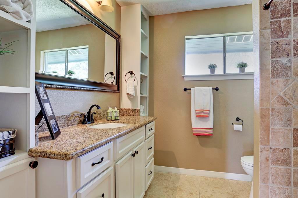 7706 1 Valley View Lane, Houston, Texas 77074, 3 Bedrooms Bedrooms, 10 Rooms Rooms,2 BathroomsBathrooms,Single-family,For Sale,Valley View,57887272