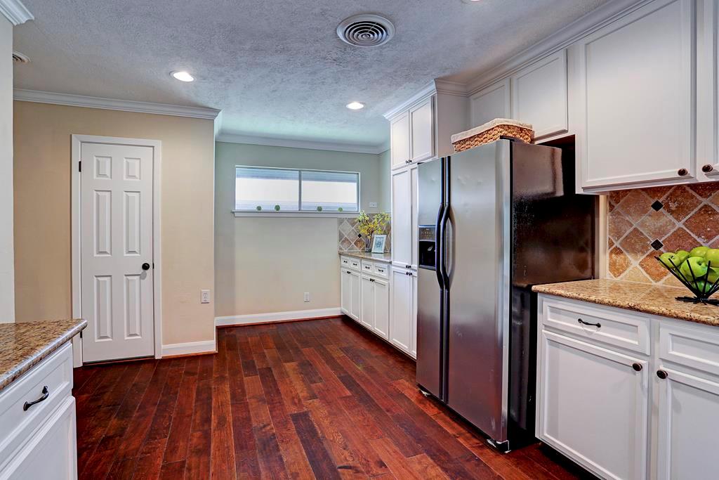 7706 1 Valley View Lane, Houston, Texas 77074, 3 Bedrooms Bedrooms, 10 Rooms Rooms,2 BathroomsBathrooms,Single-family,For Sale,Valley View,57887272