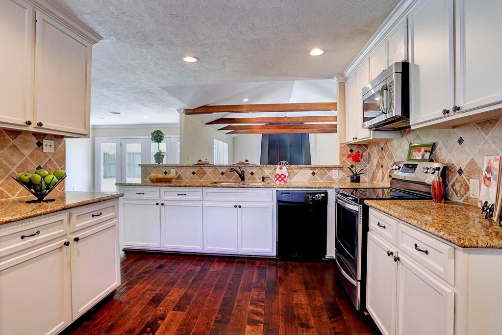 7706 1 Valley View Lane, Houston, Texas 77074, 3 Bedrooms Bedrooms, 10 Rooms Rooms,2 BathroomsBathrooms,Single-family,For Sale,Valley View,57887272