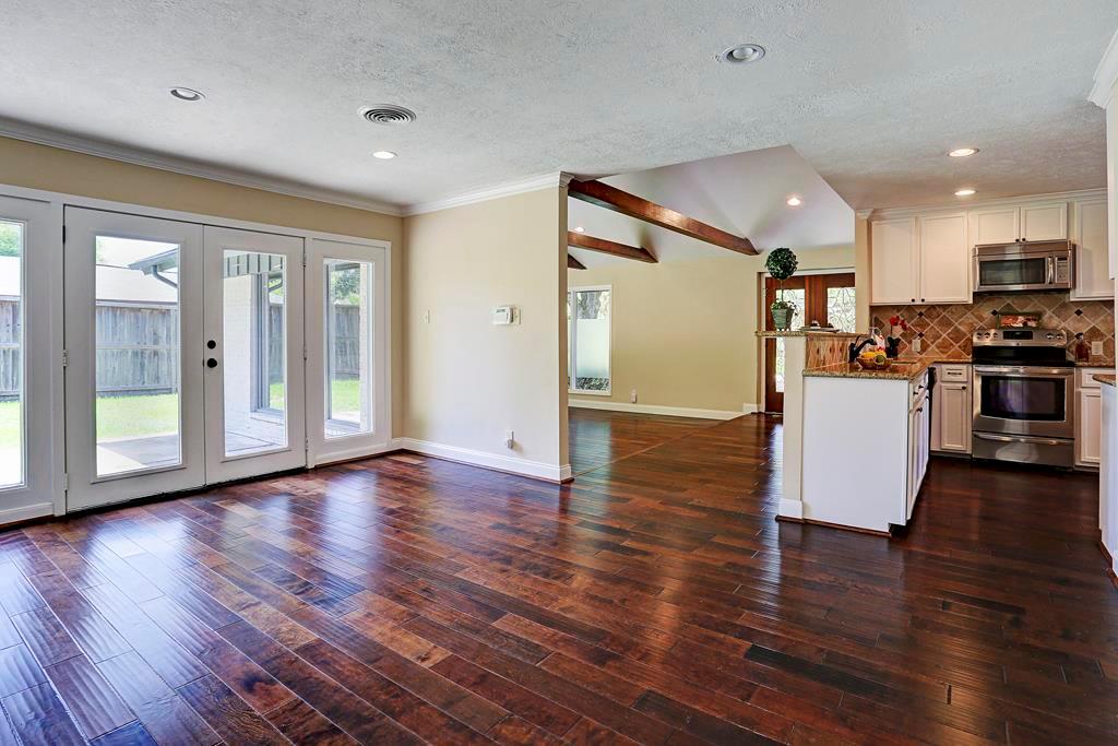 7706 1 Valley View Lane, Houston, Texas 77074, 3 Bedrooms Bedrooms, 10 Rooms Rooms,2 BathroomsBathrooms,Single-family,For Sale,Valley View,57887272