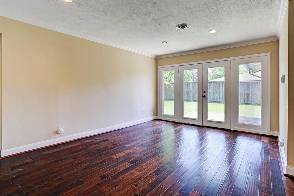7706 1 Valley View Lane, Houston, Texas 77074, 3 Bedrooms Bedrooms, 10 Rooms Rooms,2 BathroomsBathrooms,Single-family,For Sale,Valley View,57887272