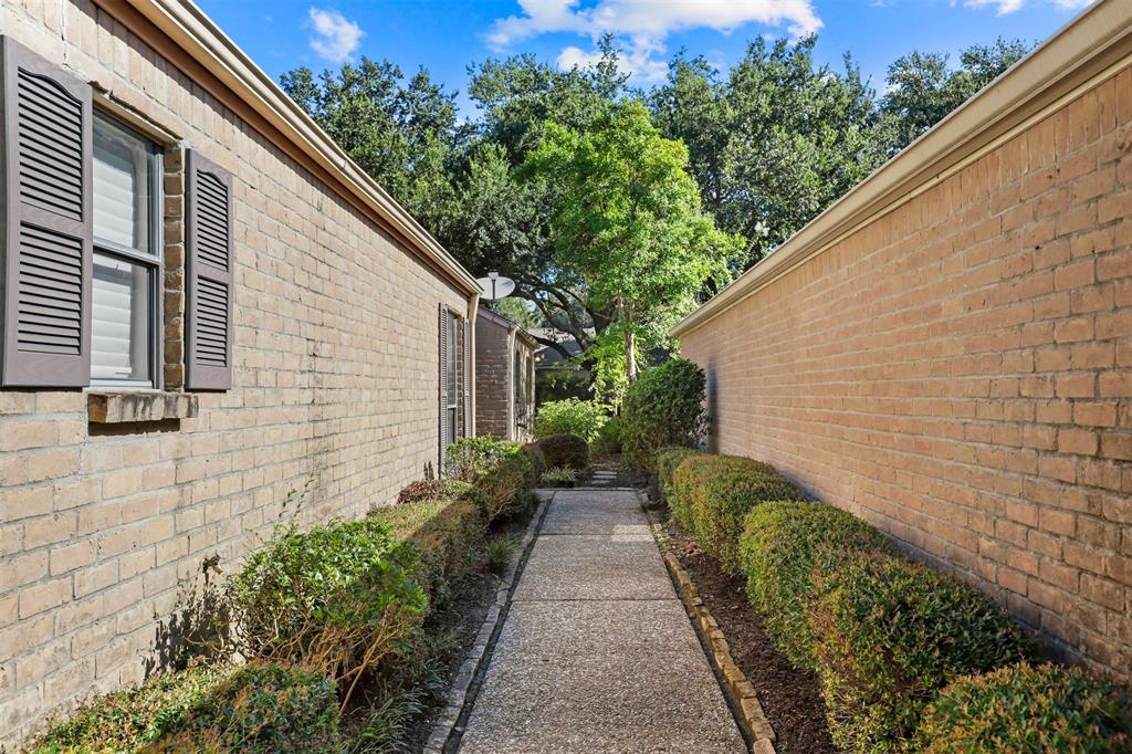 15714 1 Barkers Landing Road, Houston, Texas 77079, 3 Bedrooms Bedrooms, 10 Rooms Rooms,2 BathroomsBathrooms,Single-family,For Sale,Barkers Landing,10133863