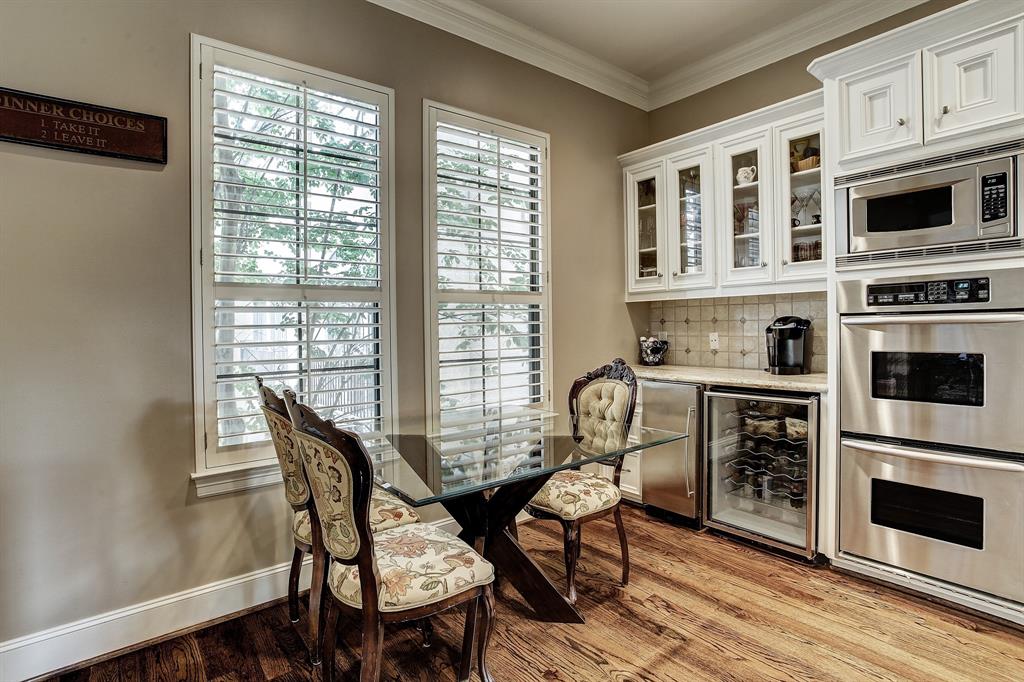 1914 3 Bell Street, Houston, Texas 77019, 3 Bedrooms Bedrooms, 6 Rooms Rooms,3 BathroomsBathrooms,Single-family,For Sale,Bell,79626078