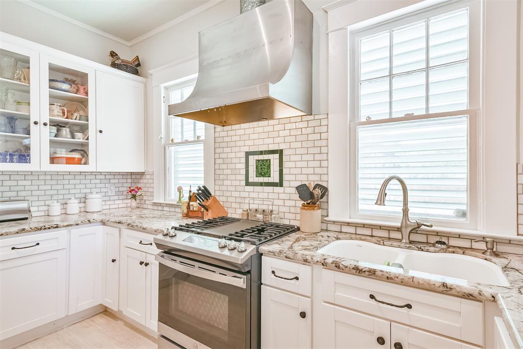 3318 2 Avenue L, Galveston, Texas 77550, 4 Bedrooms Bedrooms, 7 Rooms Rooms,2 BathroomsBathrooms,Single-family,For Sale,Avenue L,63248338