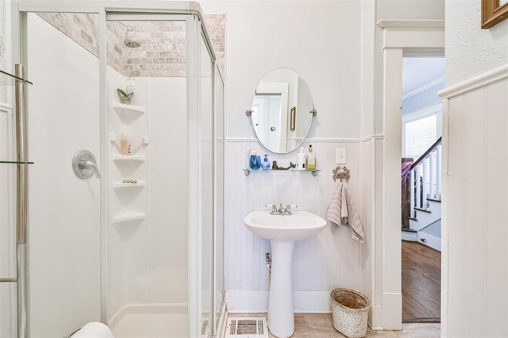 3318 2 Avenue L, Galveston, Texas 77550, 4 Bedrooms Bedrooms, 7 Rooms Rooms,2 BathroomsBathrooms,Single-family,For Sale,Avenue L,63248338