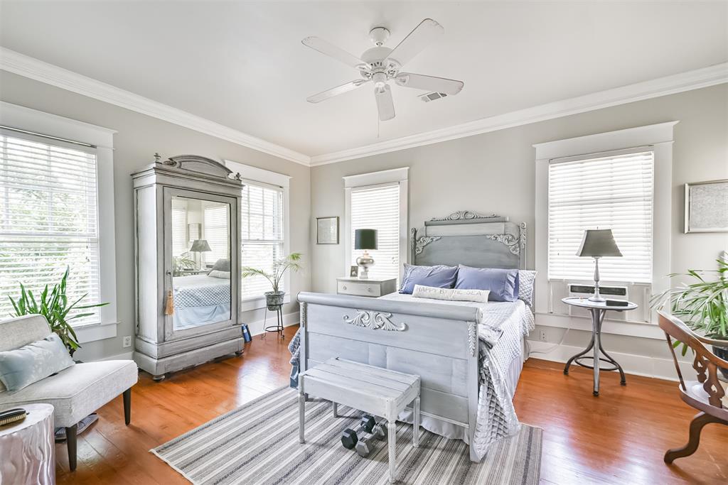 3318 2 Avenue L, Galveston, Texas 77550, 4 Bedrooms Bedrooms, 7 Rooms Rooms,2 BathroomsBathrooms,Single-family,For Sale,Avenue L,63248338