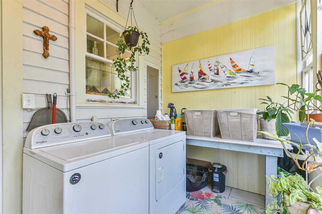 3318 2 Avenue L, Galveston, Texas 77550, 4 Bedrooms Bedrooms, 7 Rooms Rooms,2 BathroomsBathrooms,Single-family,For Sale,Avenue L,63248338