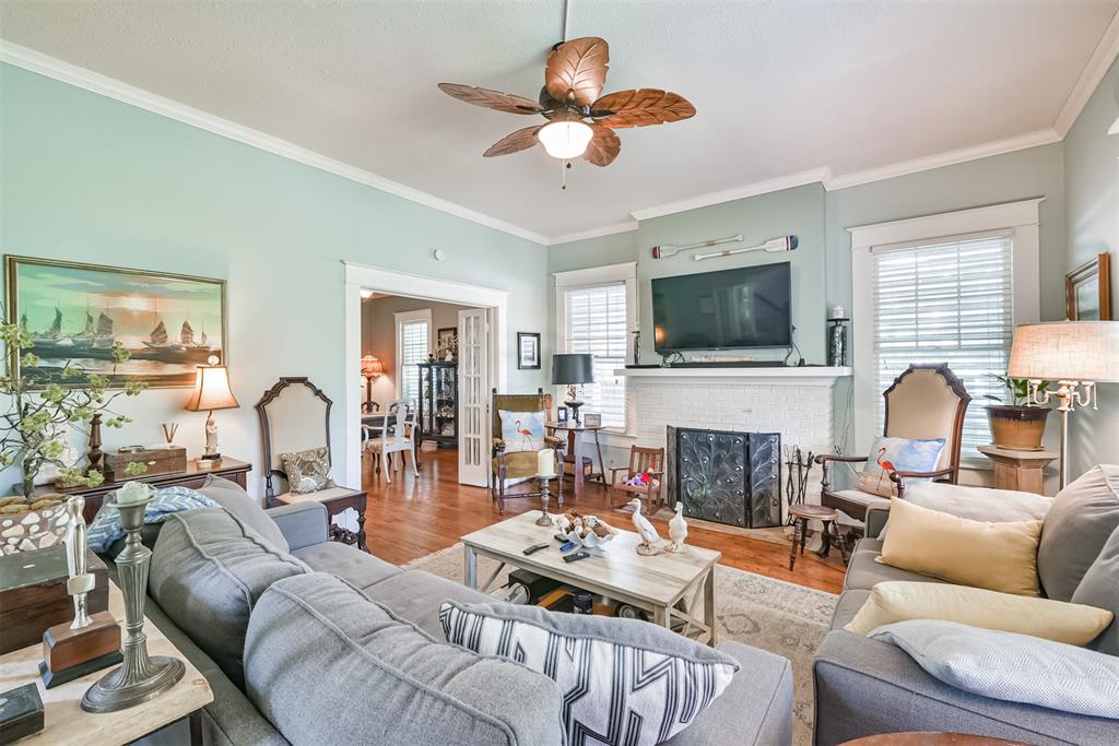 3318 2 Avenue L, Galveston, Texas 77550, 4 Bedrooms Bedrooms, 7 Rooms Rooms,2 BathroomsBathrooms,Single-family,For Sale,Avenue L,63248338
