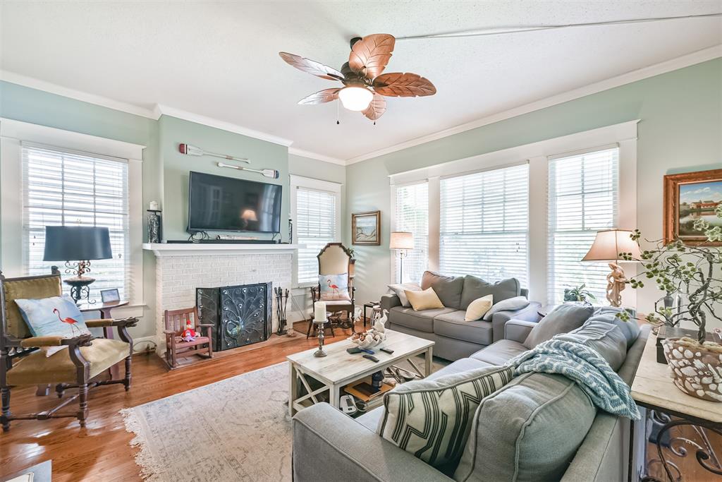 3318 2 Avenue L, Galveston, Texas 77550, 4 Bedrooms Bedrooms, 7 Rooms Rooms,2 BathroomsBathrooms,Single-family,For Sale,Avenue L,63248338