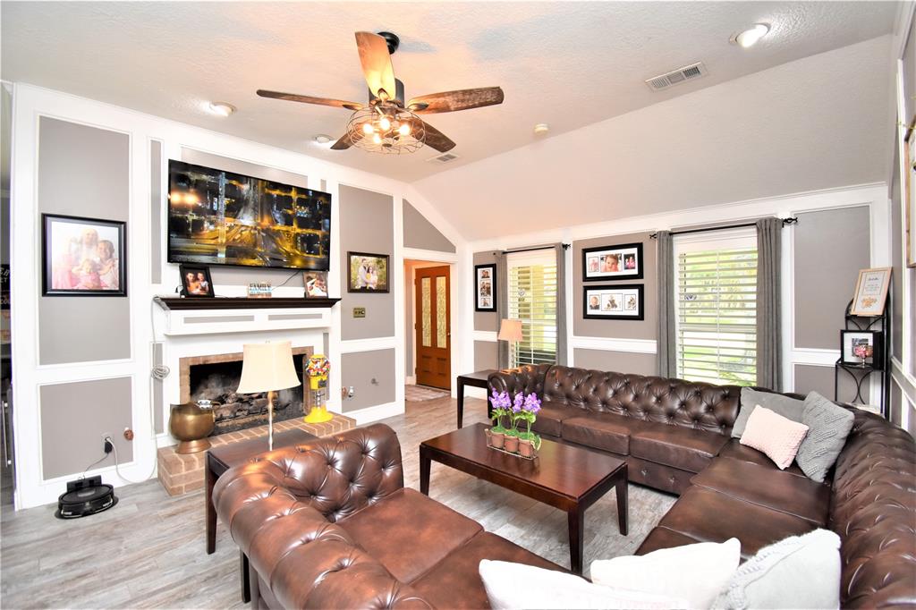 718 1 Olde Oaks Drive, Dickinson, Texas 77539, 3 Bedrooms Bedrooms, 9 Rooms Rooms,2 BathroomsBathrooms,Single-family,For Sale,Olde Oaks,69400326