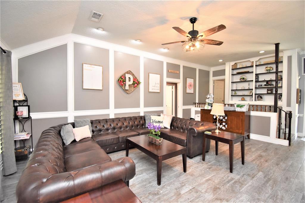 718 1 Olde Oaks Drive, Dickinson, Texas 77539, 3 Bedrooms Bedrooms, 9 Rooms Rooms,2 BathroomsBathrooms,Single-family,For Sale,Olde Oaks,69400326