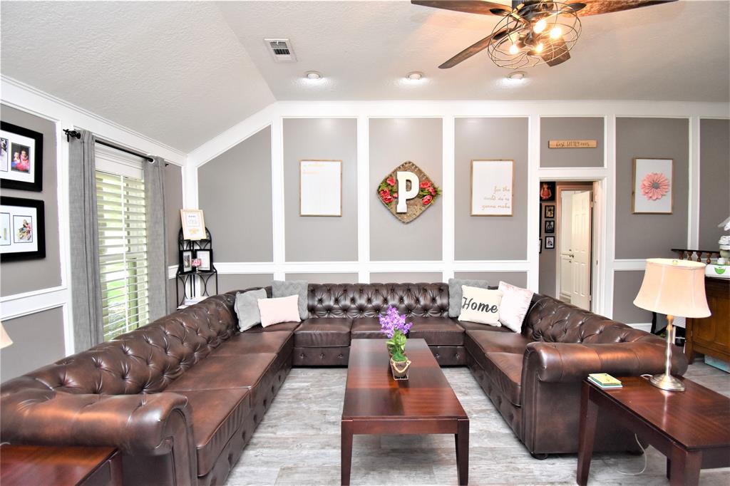 718 1 Olde Oaks Drive, Dickinson, Texas 77539, 3 Bedrooms Bedrooms, 9 Rooms Rooms,2 BathroomsBathrooms,Single-family,For Sale,Olde Oaks,69400326
