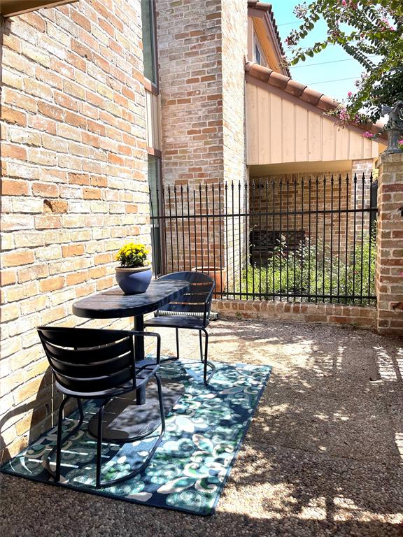 5918 2 San Felipe Street, Houston, Texas 77057, 2 Bedrooms Bedrooms, 6 Rooms Rooms,2 BathroomsBathrooms,Townhouse/condo,For Sale,San Felipe,68519813