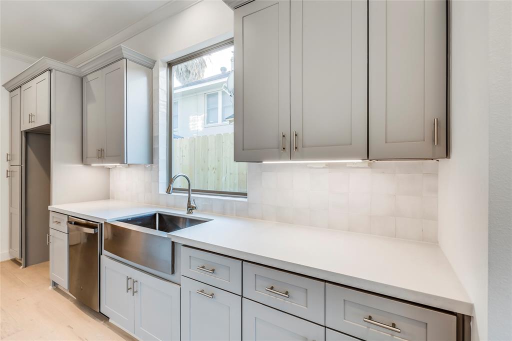 2704 2 BALDWIN Street, Houston, Texas 77006, 3 Bedrooms Bedrooms, 11 Rooms Rooms,2 BathroomsBathrooms,Single-family,For Sale,BALDWIN,65760660