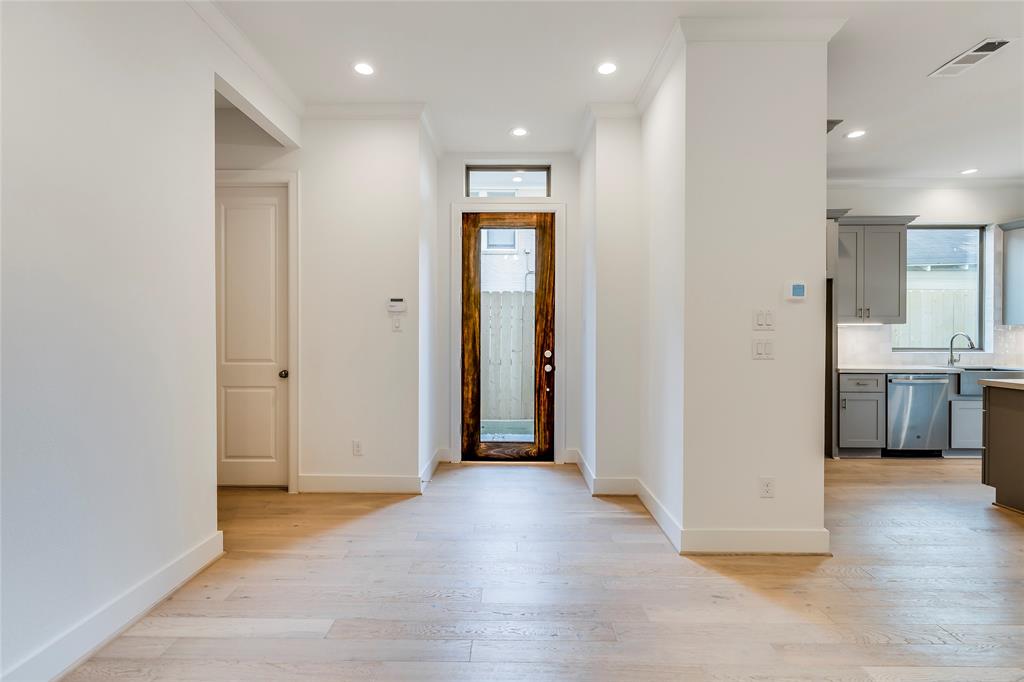 2704 2 BALDWIN Street, Houston, Texas 77006, 3 Bedrooms Bedrooms, 11 Rooms Rooms,2 BathroomsBathrooms,Single-family,For Sale,BALDWIN,65760660