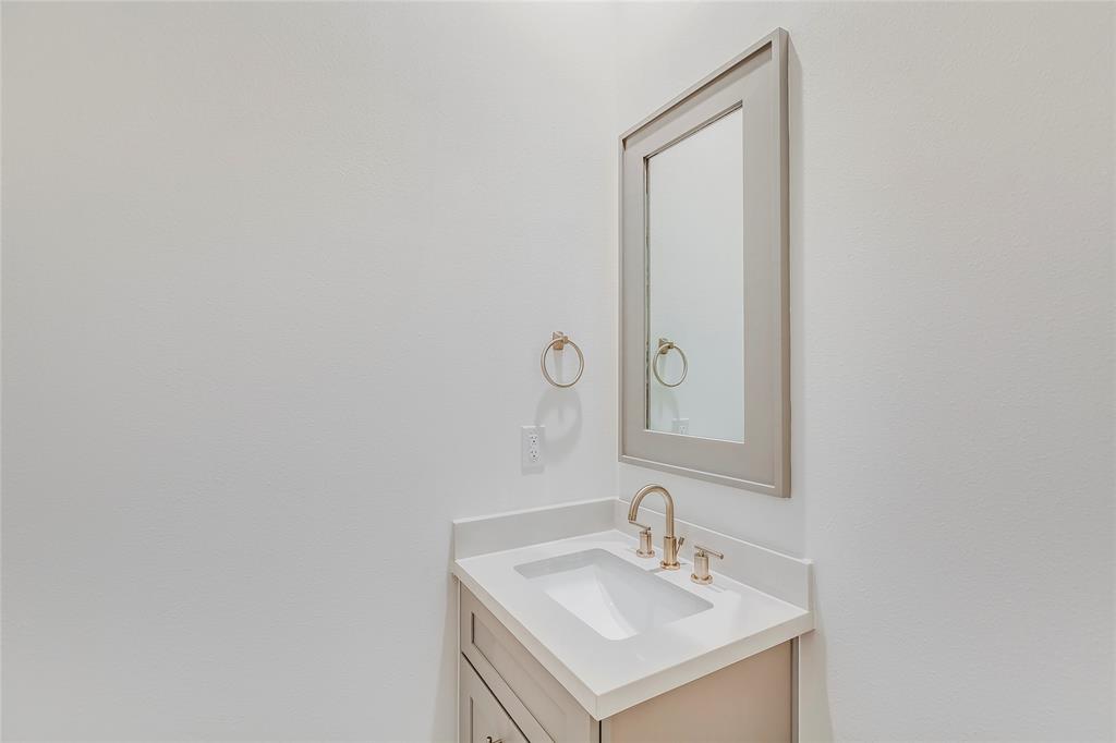 2704 2 BALDWIN Street, Houston, Texas 77006, 3 Bedrooms Bedrooms, 11 Rooms Rooms,2 BathroomsBathrooms,Single-family,For Sale,BALDWIN,65760660