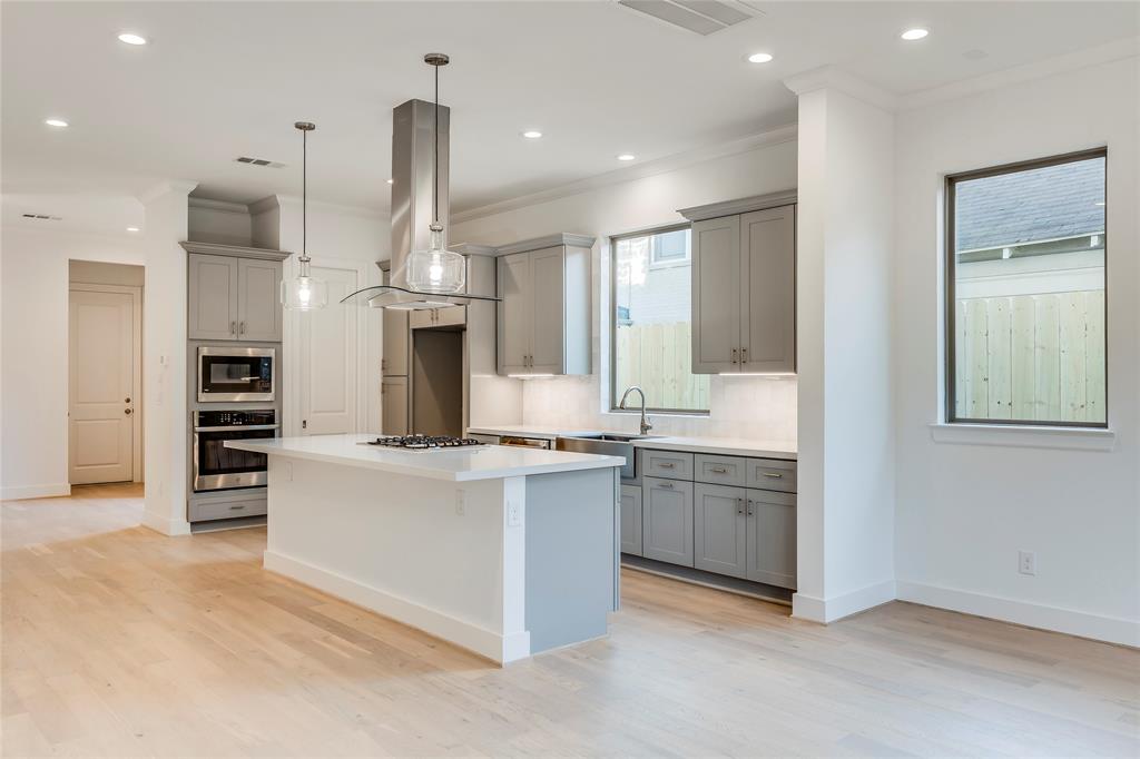 2704 2 BALDWIN Street, Houston, Texas 77006, 3 Bedrooms Bedrooms, 11 Rooms Rooms,2 BathroomsBathrooms,Single-family,For Sale,BALDWIN,65760660