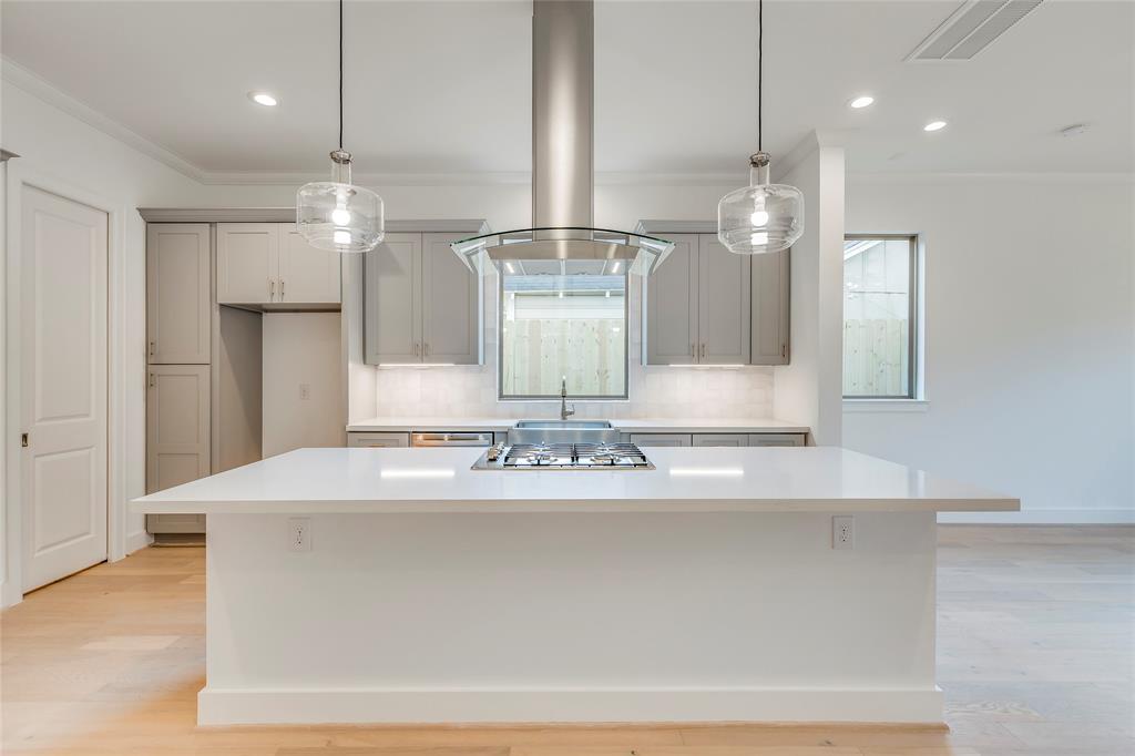 2704 2 BALDWIN Street, Houston, Texas 77006, 3 Bedrooms Bedrooms, 11 Rooms Rooms,2 BathroomsBathrooms,Single-family,For Sale,BALDWIN,65760660