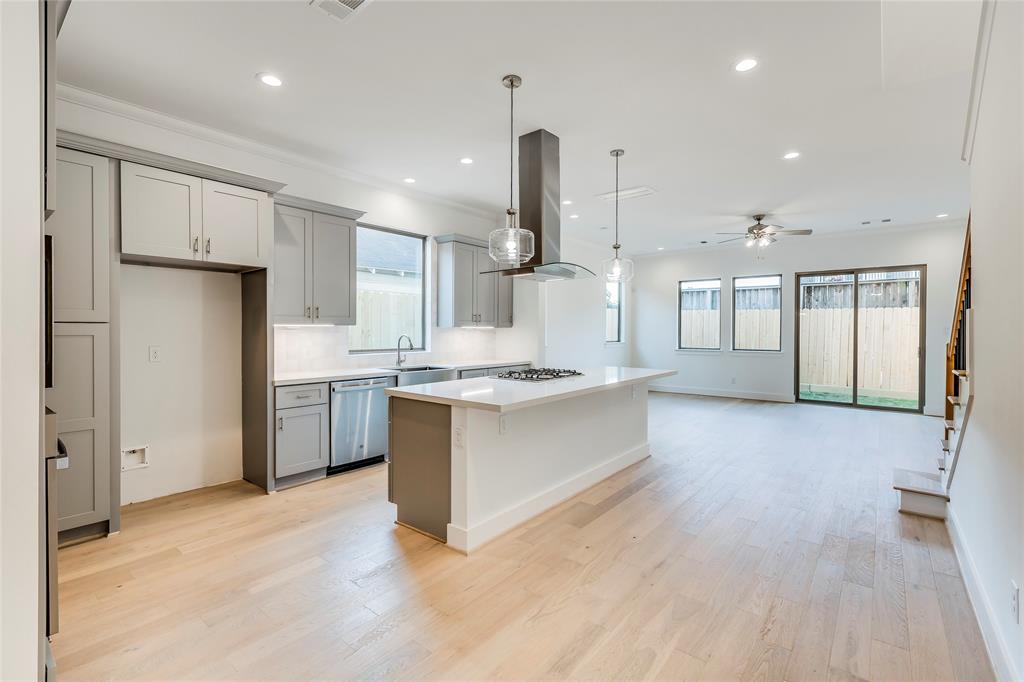 2704 2 BALDWIN Street, Houston, Texas 77006, 3 Bedrooms Bedrooms, 11 Rooms Rooms,2 BathroomsBathrooms,Single-family,For Sale,BALDWIN,65760660