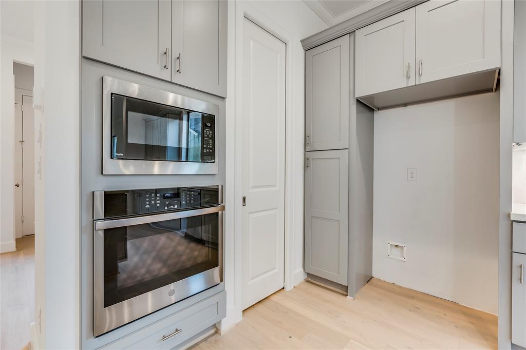 2704 2 BALDWIN Street, Houston, Texas 77006, 3 Bedrooms Bedrooms, 11 Rooms Rooms,2 BathroomsBathrooms,Single-family,For Sale,BALDWIN,65760660