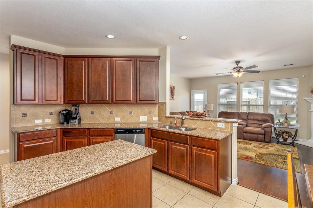 7310 2 Eastpoint Boulevard, Baytown, Texas 77521, 5 Bedrooms Bedrooms, 10 Rooms Rooms,3 BathroomsBathrooms,Single-family,For Sale,Eastpoint,59742093