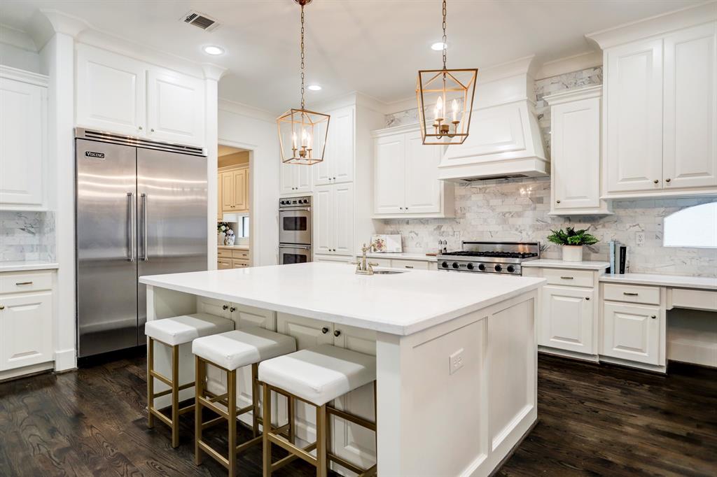 2406 2 Westgate Drive, Houston, Texas 77019, 4 Bedrooms Bedrooms, 13 Rooms Rooms,3 BathroomsBathrooms,Single-family,For Sale,Westgate,64305890