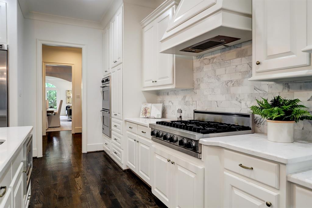2406 2 Westgate Drive, Houston, Texas 77019, 4 Bedrooms Bedrooms, 13 Rooms Rooms,3 BathroomsBathrooms,Single-family,For Sale,Westgate,64305890