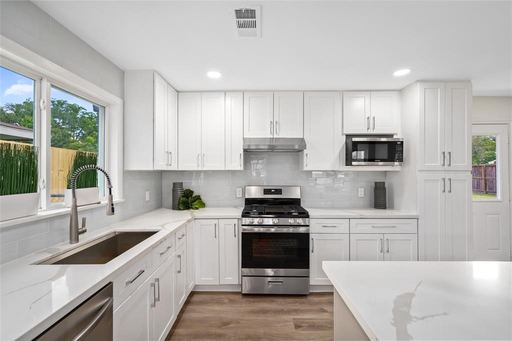 9716 1 Long Branch Lane, Houston, Texas 77055, 3 Bedrooms Bedrooms, 6 Rooms Rooms,2 BathroomsBathrooms,Single-family,For Sale,Long Branch,59756743