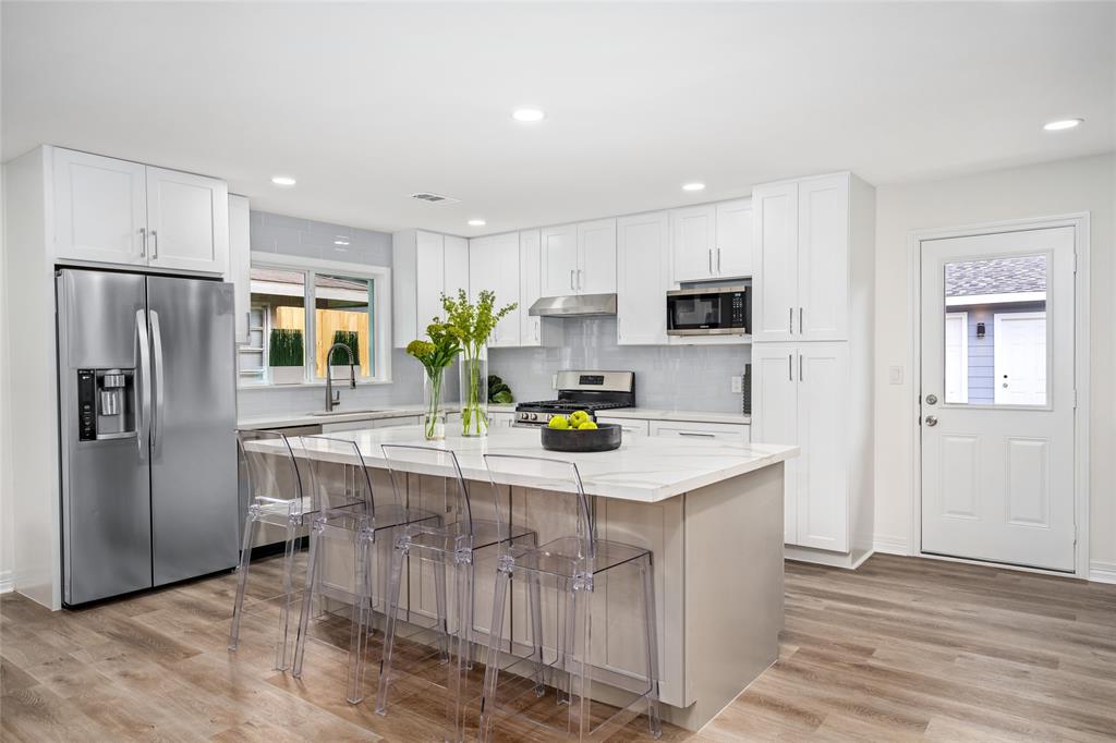 9716 1 Long Branch Lane, Houston, Texas 77055, 3 Bedrooms Bedrooms, 6 Rooms Rooms,2 BathroomsBathrooms,Single-family,For Sale,Long Branch,59756743