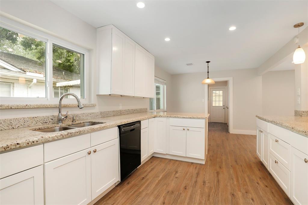11314 1 Oak Spring Drive, Houston, Texas 77043, 3 Bedrooms Bedrooms, 9 Rooms Rooms,3 BathroomsBathrooms,Single-family,For Sale,Oak Spring,82645716
