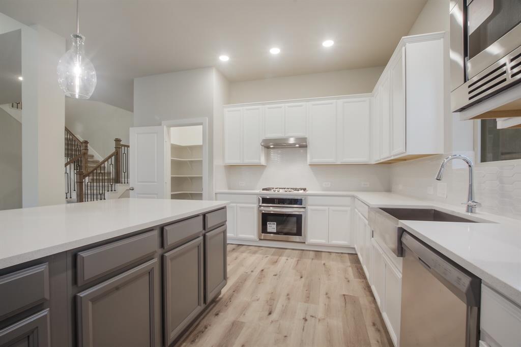 17520 2 Autumn Leaves Drive, Conroe, Texas 77302, 4 Bedrooms Bedrooms, 8 Rooms Rooms,3 BathroomsBathrooms,Single-family,For Sale,Autumn Leaves,72532057