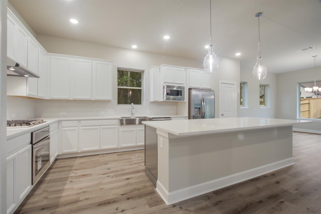 17520 2 Autumn Leaves Drive, Conroe, Texas 77302, 4 Bedrooms Bedrooms, 8 Rooms Rooms,3 BathroomsBathrooms,Single-family,For Sale,Autumn Leaves,72532057