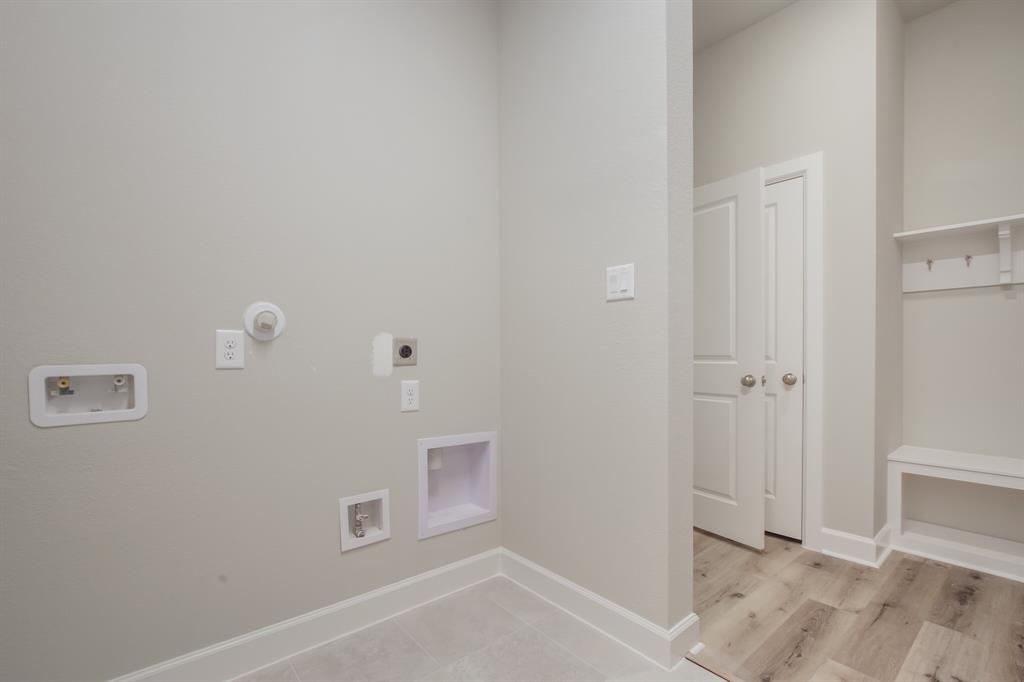 17520 2 Autumn Leaves Drive, Conroe, Texas 77302, 4 Bedrooms Bedrooms, 8 Rooms Rooms,3 BathroomsBathrooms,Single-family,For Sale,Autumn Leaves,72532057