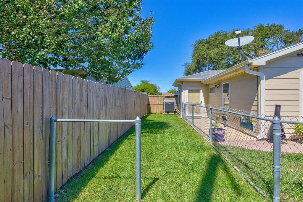 103 1 Dolphin Avenue, Galveston, Texas 77550, 3 Bedrooms Bedrooms, 7 Rooms Rooms,1 BathroomBathrooms,Single-family,For Sale,Dolphin,11116195