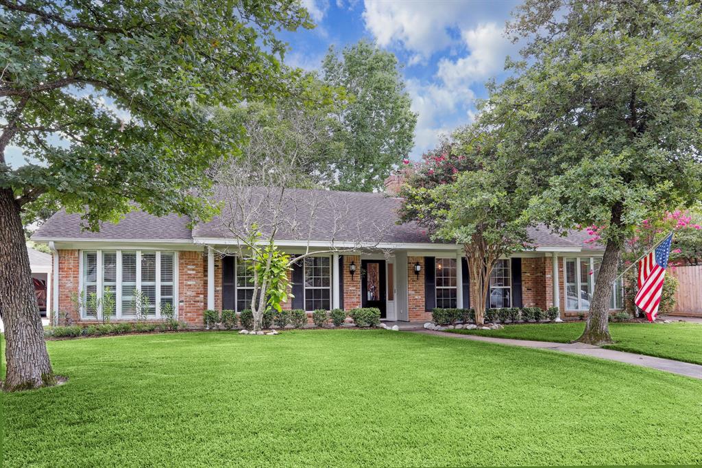 10231 Candlewood Drive Houston, Texas Fantastic 4 bedroom 2 bath single story home on north side of desirable Briargrove Park. Wonderful curb appeal on a large wooded lot with covered patio and plenty of room for a pool. Gorgeous hardwood floors, recessed lighting and views of the backyard greet you when you walk in. Numerous recent updates including a complete remodel in 2017-Kitchen, mudroom, primary bedroom, primary bath, 2nd bath, family room walls, plumbing and wiring for remodeled areas. The stunning eat in kitchen features top of the line stainless appliances, quartz counters, wine refrigerator and a dry bar. The Family room opens up to the kitchen making it perfect to entertain! Large dining room with flex room adjacent to it. The Primary bathroom boasts double sinks, marble counters, large soaking tub and oversized shower. Each of the secondary bedrooms are generous in size and have fresh carpet and natural light. Great neighborhood amenities including pool, tennis courts and playground. Never Flooded!