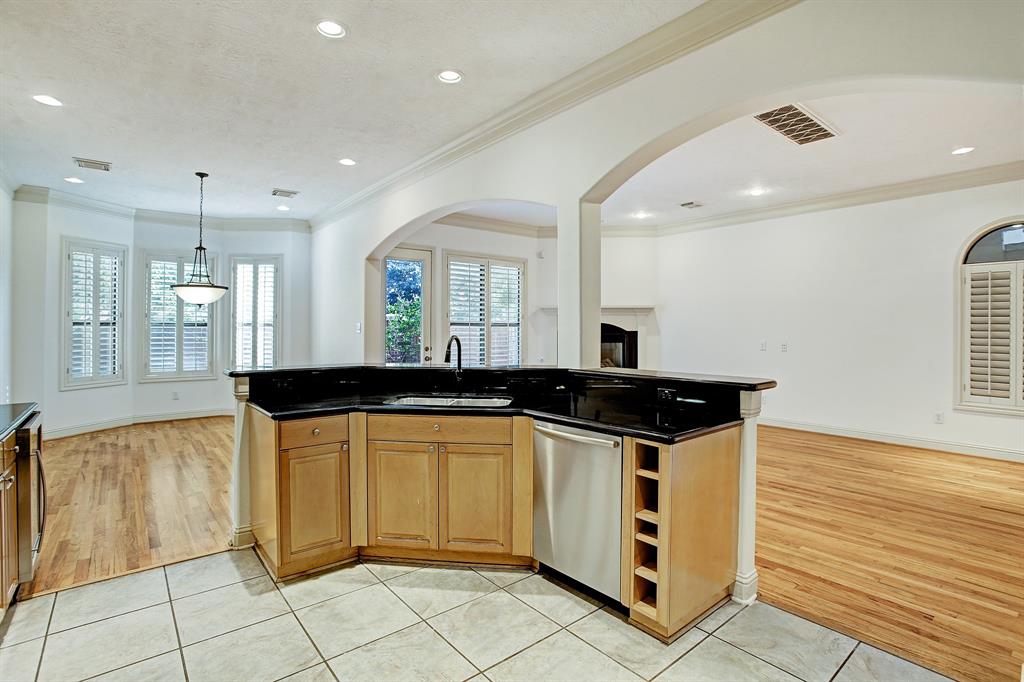 5315 3 Saint George Square Lane, Houston, Texas 77056, 3 Bedrooms Bedrooms, 7 Rooms Rooms,3 BathroomsBathrooms,Single-family,For Sale,Saint George Square,54672945