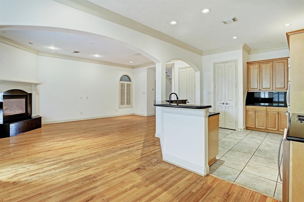 5315 3 Saint George Square Lane, Houston, Texas 77056, 3 Bedrooms Bedrooms, 7 Rooms Rooms,3 BathroomsBathrooms,Single-family,For Sale,Saint George Square,54672945