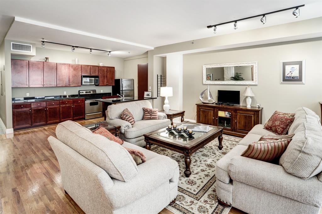 917 Main Street, Houston, Texas 77002, 2 Bedrooms Bedrooms, 4 Rooms Rooms,2 BathroomsBathrooms,Mid/hi-rise Condo,For Sale,KIRBY LOFTS,Main,86504299